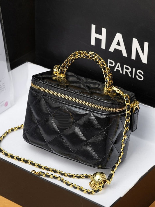 Diamond-Pattern Handbag With Chain Strap